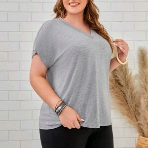 🛍Gray T-shirt, v-neck nwt